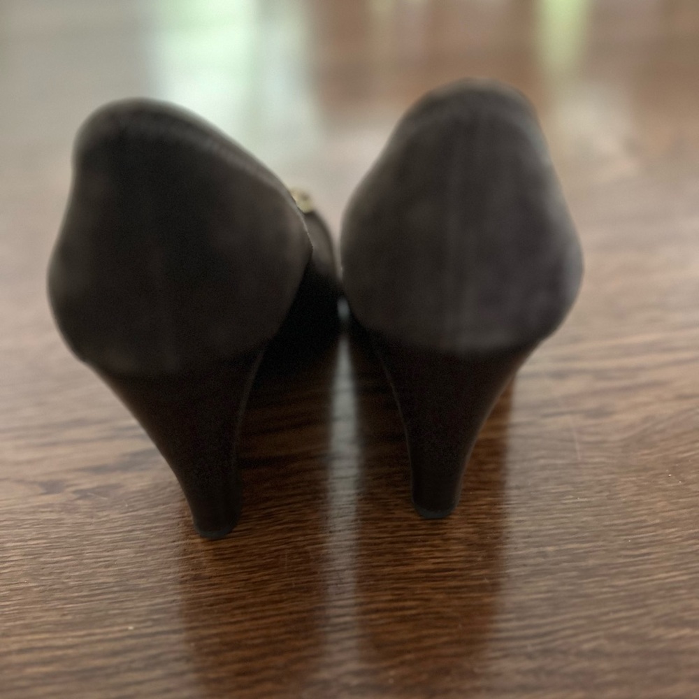 Tory Burch Brown Suede Logo Round-Toe Pumps - Picture 4 of 9